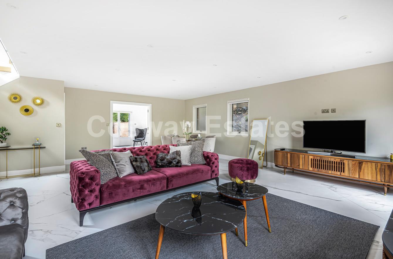 4 bed property in Highwood Hill, Mill Hill